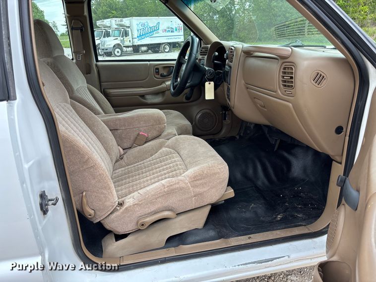 image for item FC5708 2001 Chevrolet S-10 Ext. Cab pickup truck