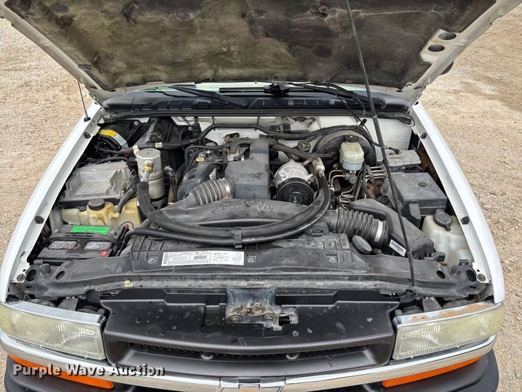 image for item FC5708 2001 Chevrolet S-10 Ext. Cab pickup truck