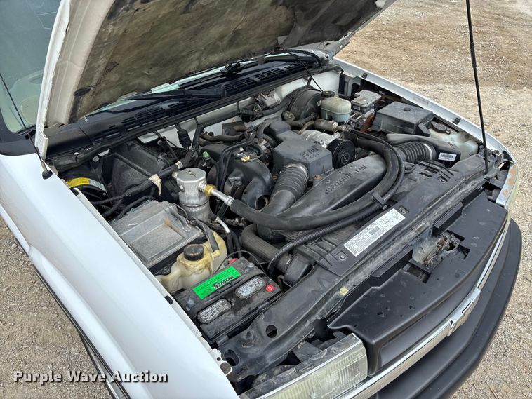 image for item FC5708 2001 Chevrolet S-10 Ext. Cab pickup truck