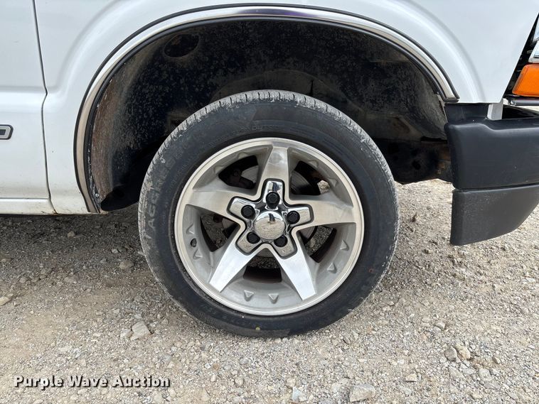 image for item FC5708 2001 Chevrolet S-10 Ext. Cab pickup truck
