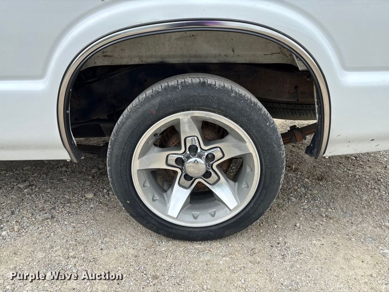 image for item FC5708 2001 Chevrolet S-10 Ext. Cab pickup truck