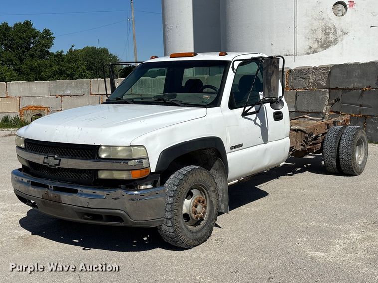 2002 Chevrolet Silverado 3500 pickup truck cab and chassis