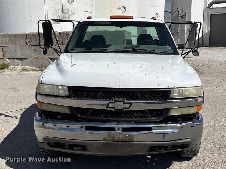 image for item FG0345 2002 Chevrolet Silverado 3500 pickup truck cab and chassis