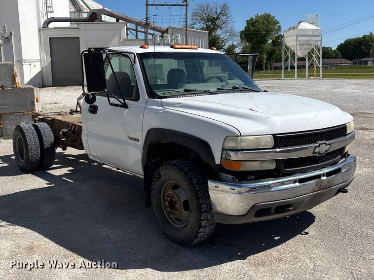 image for item FG0345 2002 Chevrolet Silverado 3500 pickup truck cab and chassis
