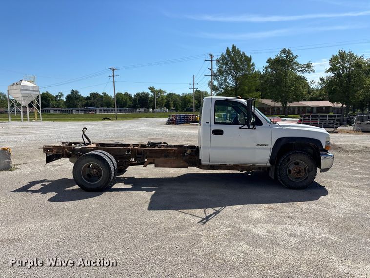 image for item FG0345 2002 Chevrolet Silverado 3500 pickup truck cab and chassis