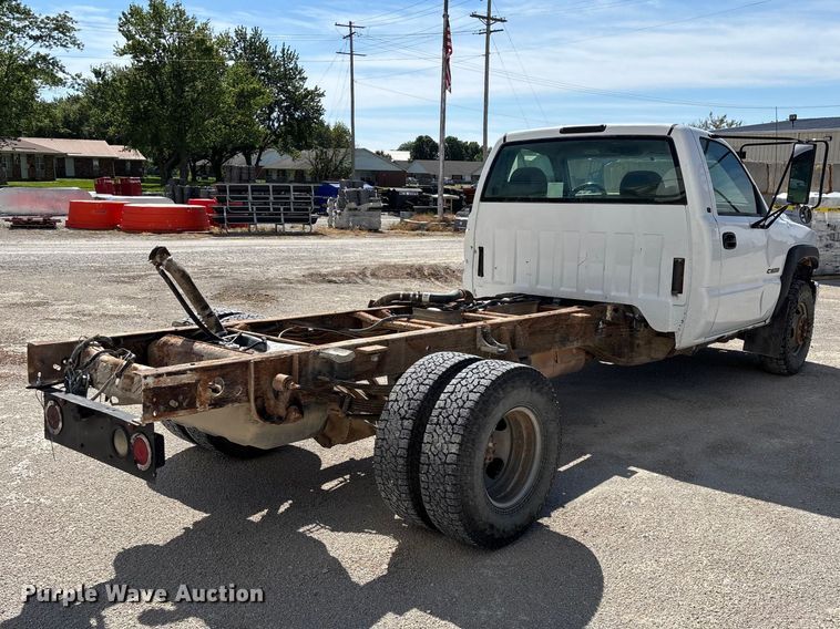 image for item FG0345 2002 Chevrolet Silverado 3500 pickup truck cab and chassis