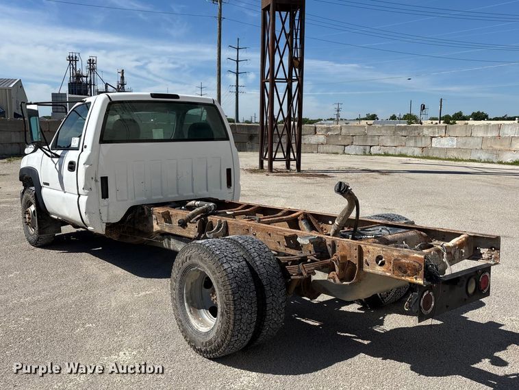 image for item FG0345 2002 Chevrolet Silverado 3500 pickup truck cab and chassis