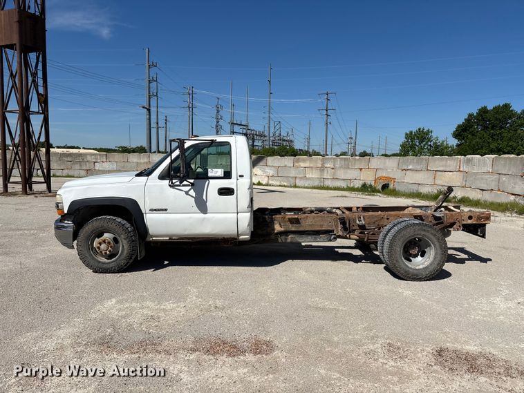 image for item FG0345 2002 Chevrolet Silverado 3500 pickup truck cab and chassis