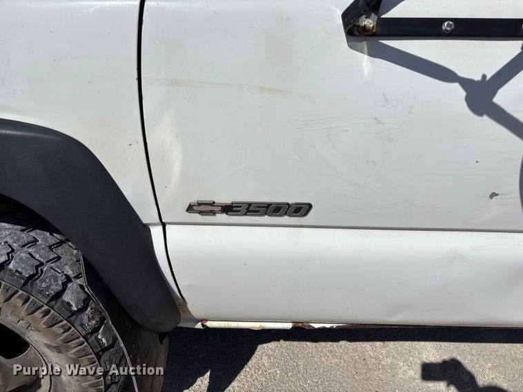 image for item FG0345 2002 Chevrolet Silverado 3500 pickup truck cab and chassis