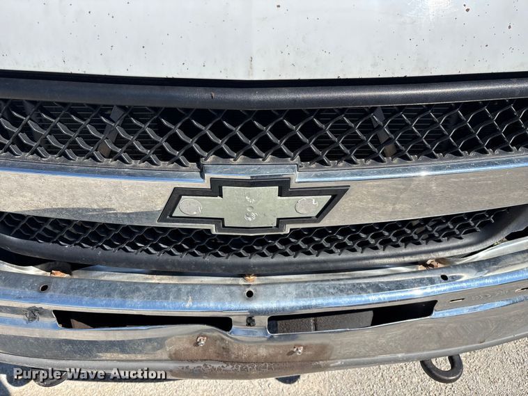 image for item FG0345 2002 Chevrolet Silverado 3500 pickup truck cab and chassis