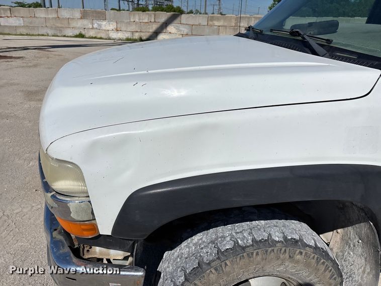 image for item FG0345 2002 Chevrolet Silverado 3500 pickup truck cab and chassis