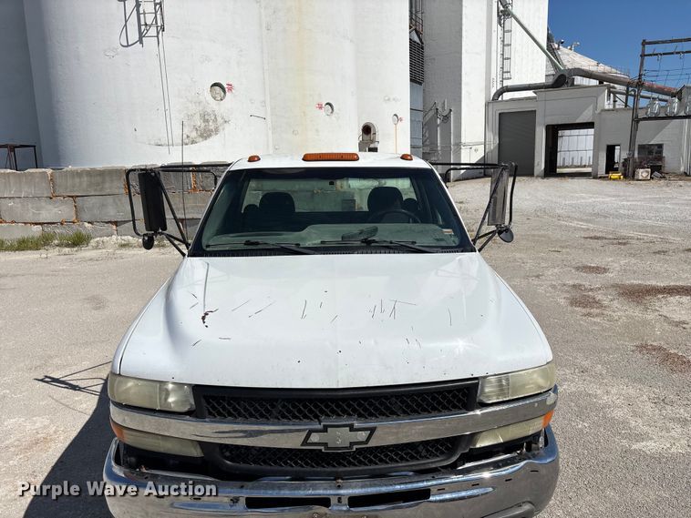 image for item FG0345 2002 Chevrolet Silverado 3500 pickup truck cab and chassis
