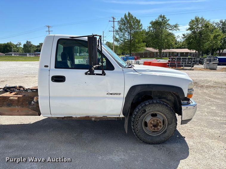 image for item FG0345 2002 Chevrolet Silverado 3500 pickup truck cab and chassis