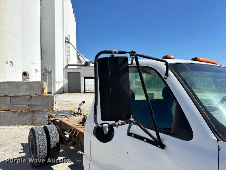 image for item FG0345 2002 Chevrolet Silverado 3500 pickup truck cab and chassis