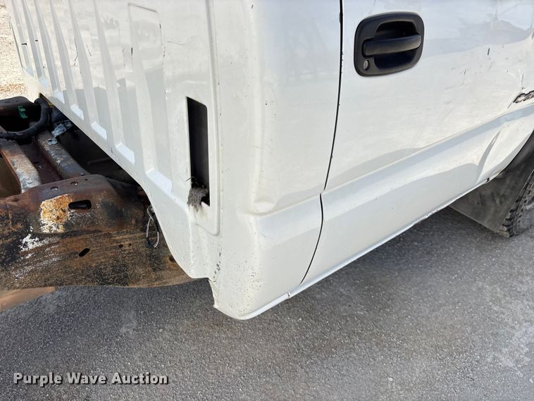 image for item FG0345 2002 Chevrolet Silverado 3500 pickup truck cab and chassis