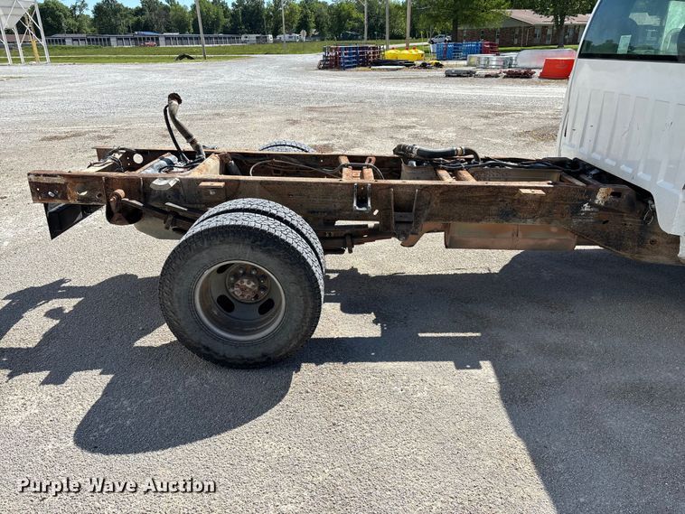 image for item FG0345 2002 Chevrolet Silverado 3500 pickup truck cab and chassis