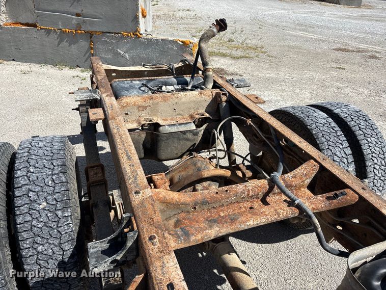 image for item FG0345 2002 Chevrolet Silverado 3500 pickup truck cab and chassis