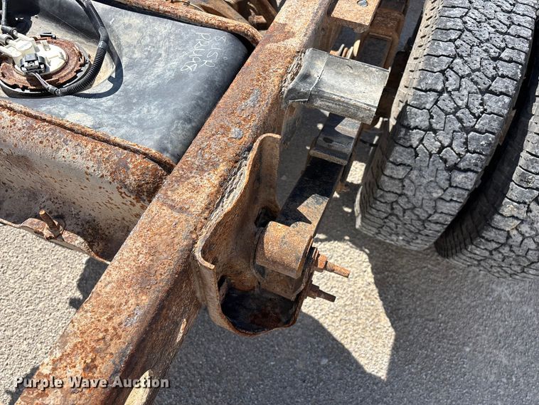 image for item FG0345 2002 Chevrolet Silverado 3500 pickup truck cab and chassis