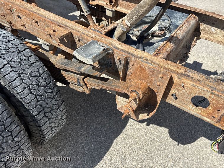 image for item FG0345 2002 Chevrolet Silverado 3500 pickup truck cab and chassis