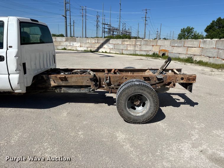 image for item FG0345 2002 Chevrolet Silverado 3500 pickup truck cab and chassis