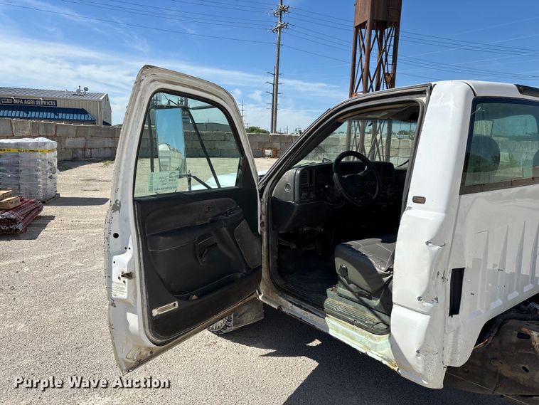 image for item FG0345 2002 Chevrolet Silverado 3500 pickup truck cab and chassis