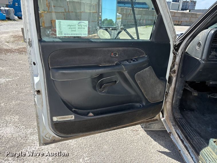 image for item FG0345 2002 Chevrolet Silverado 3500 pickup truck cab and chassis