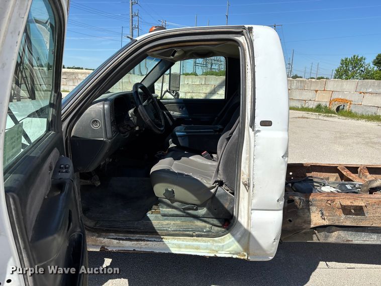 image for item FG0345 2002 Chevrolet Silverado 3500 pickup truck cab and chassis