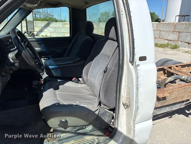 image for item FG0345 2002 Chevrolet Silverado 3500 pickup truck cab and chassis