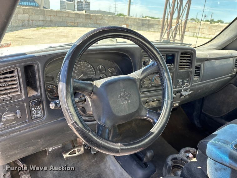 image for item FG0345 2002 Chevrolet Silverado 3500 pickup truck cab and chassis