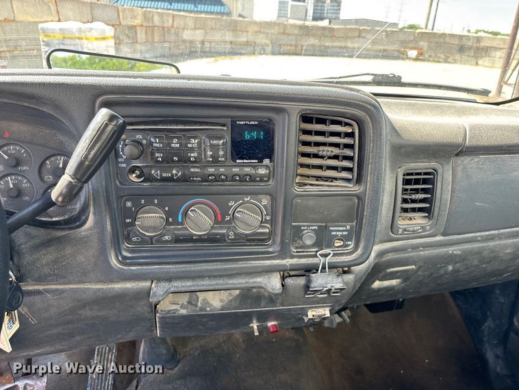 image for item FG0345 2002 Chevrolet Silverado 3500 pickup truck cab and chassis