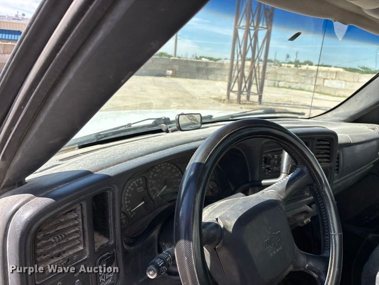 image for item FG0345 2002 Chevrolet Silverado 3500 pickup truck cab and chassis