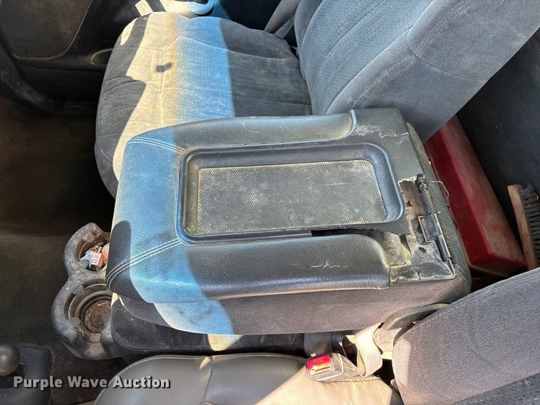image for item FG0345 2002 Chevrolet Silverado 3500 pickup truck cab and chassis