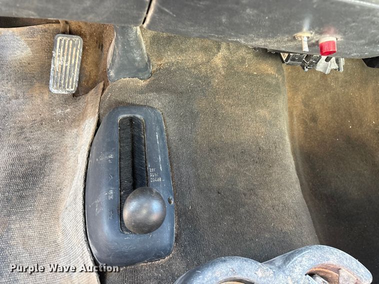 image for item FG0345 2002 Chevrolet Silverado 3500 pickup truck cab and chassis