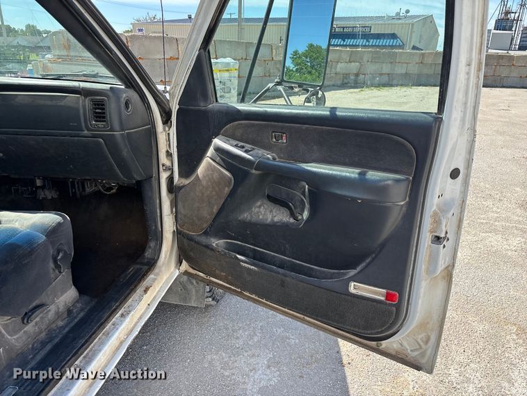 image for item FG0345 2002 Chevrolet Silverado 3500 pickup truck cab and chassis