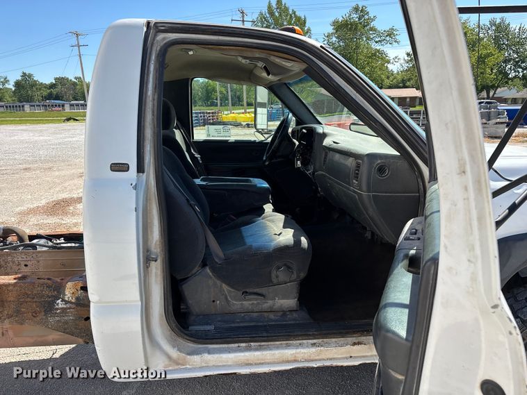 image for item FG0345 2002 Chevrolet Silverado 3500 pickup truck cab and chassis