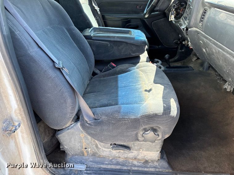 image for item FG0345 2002 Chevrolet Silverado 3500 pickup truck cab and chassis