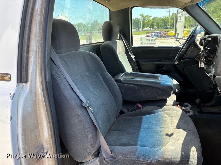 image for item FG0345 2002 Chevrolet Silverado 3500 pickup truck cab and chassis