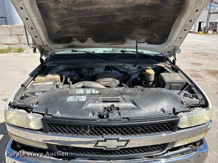 image for item FG0345 2002 Chevrolet Silverado 3500 pickup truck cab and chassis