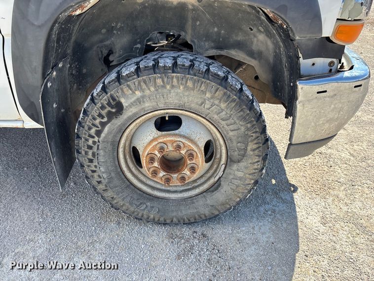 image for item FG0345 2002 Chevrolet Silverado 3500 pickup truck cab and chassis