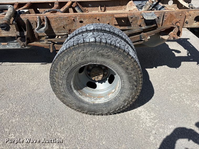 image for item FG0345 2002 Chevrolet Silverado 3500 pickup truck cab and chassis