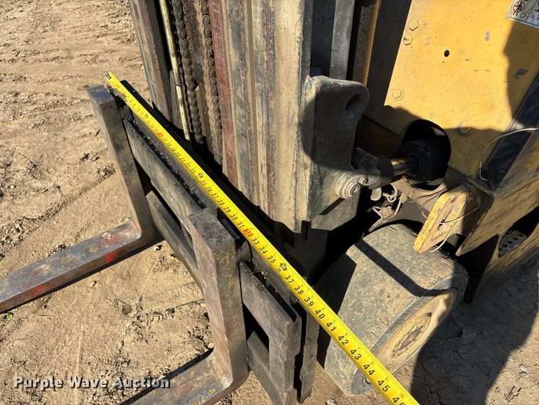 image for item FG2953 Caterpillar T40D forklift