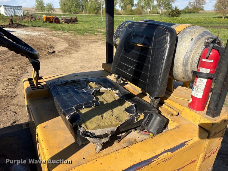 image for item FG2953 Caterpillar T40D forklift