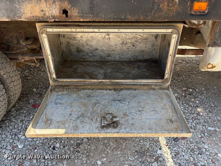 image for item FG2961 2001 Ford F550 Super Duty flatbed truck