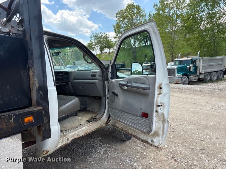 image for item FG2961 2001 Ford F550 Super Duty flatbed truck