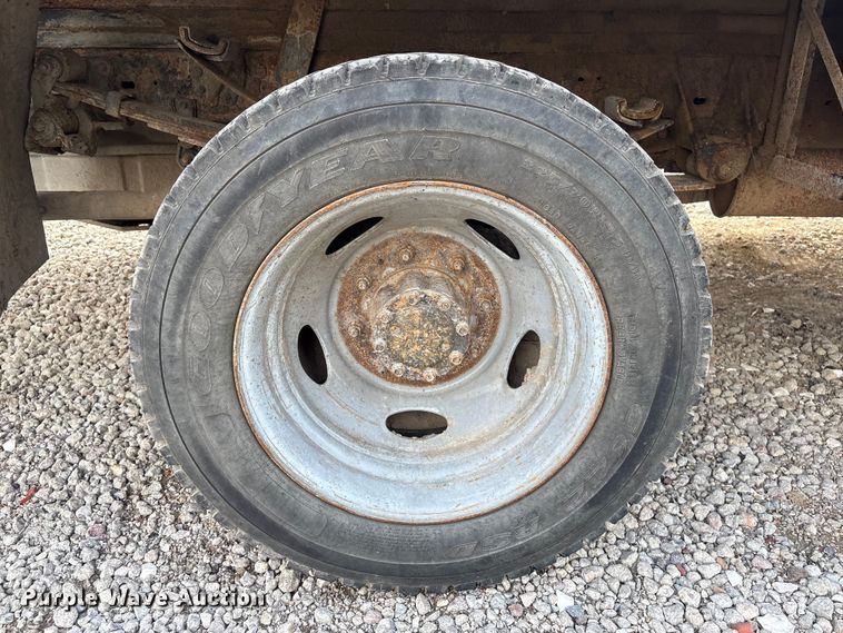 image for item FG2961 2001 Ford F550 Super Duty flatbed truck