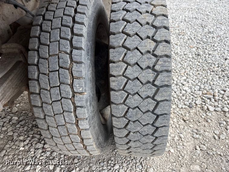image for item FG2961 2001 Ford F550 Super Duty flatbed truck