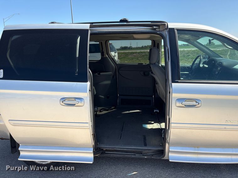 image for item FG2988 2006 Dodge Grand Caravan SXT van