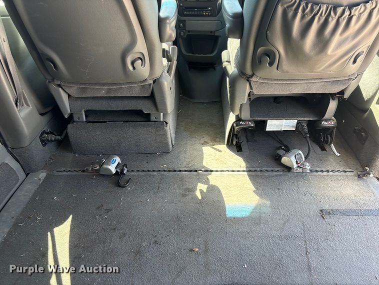 image for item FG2988 2006 Dodge Grand Caravan SXT van