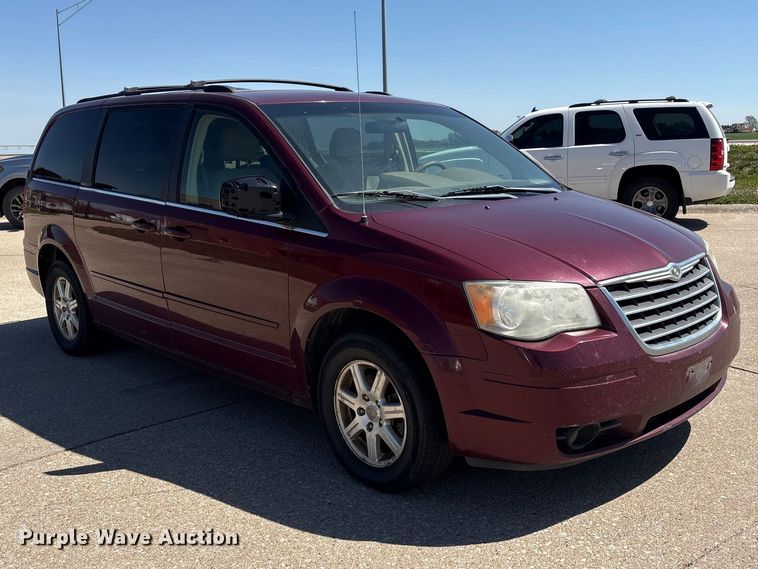 image for item FG2989 2008 Chrysler Town And Country van