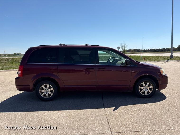 image for item FG2989 2008 Chrysler Town And Country van